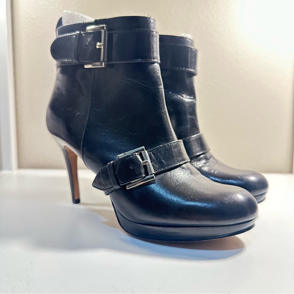Like new! Nine West Black Leather Ankle Booties, buckles, 5M
